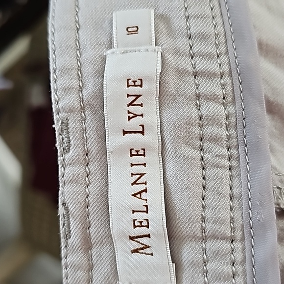 Melanie Lyne Cream Color Capris with  ruffle detailing, front pockets, size 10 - Picture 4 of 5